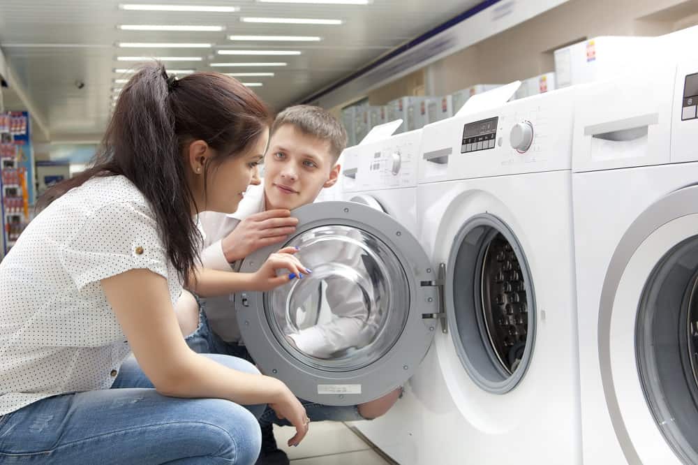 kvinde køber en vaskemaskine på udsalg